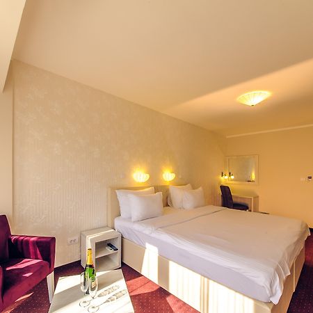 Philia Hotel Подгорица Экстерьер фото