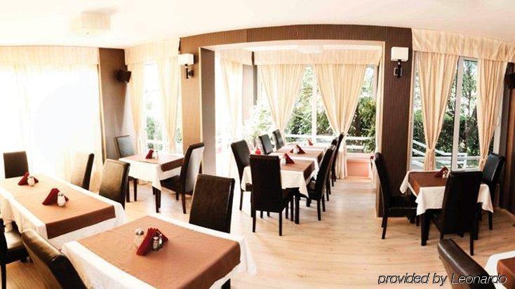 Philia Hotel Подгорица Ресторан фото
